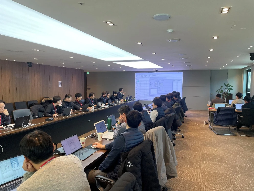 피엠오피스 소개 자료에 수록된 기업 방문 교육 현장